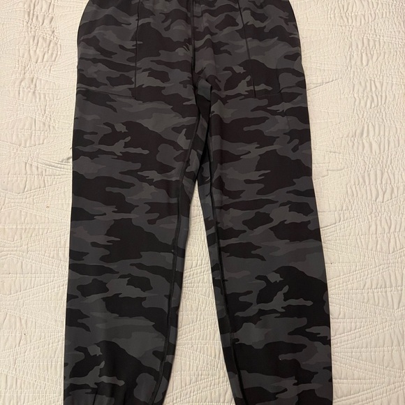 ATHLETA CAMUFLAJE LEGGINGS. Size Small - Picture 3 of 8